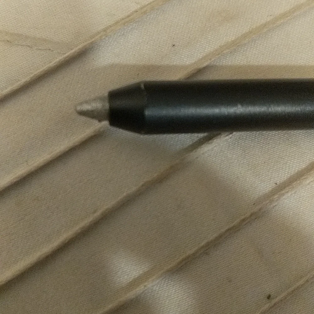 Gel line eye pencil